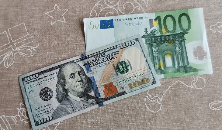 Впервые за 20 лет евро сравнялся с долларом