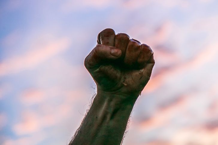 На глазах у зрителей подрались три охранника Уимблдона. Их арестовали кулак