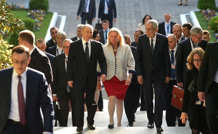 WP: экс-глава МИД Австрии сбежала из страны из-за угроз убийством Карин Кнайсль