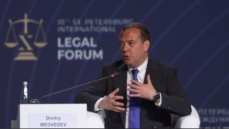 Медведев обещает оставить Японию без нефти и газа Медведев