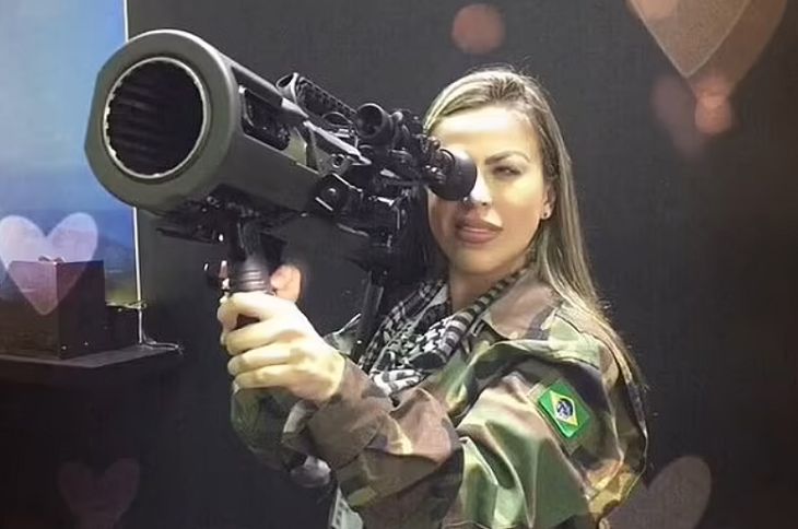 Daily Mail: воевавшая за ВСУ бразильская модель-снайпер погибла под Харьковом модель
