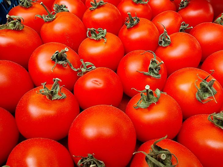Секрет сладких томатов: вот что умные дачники посыпают почву вокруг растения
