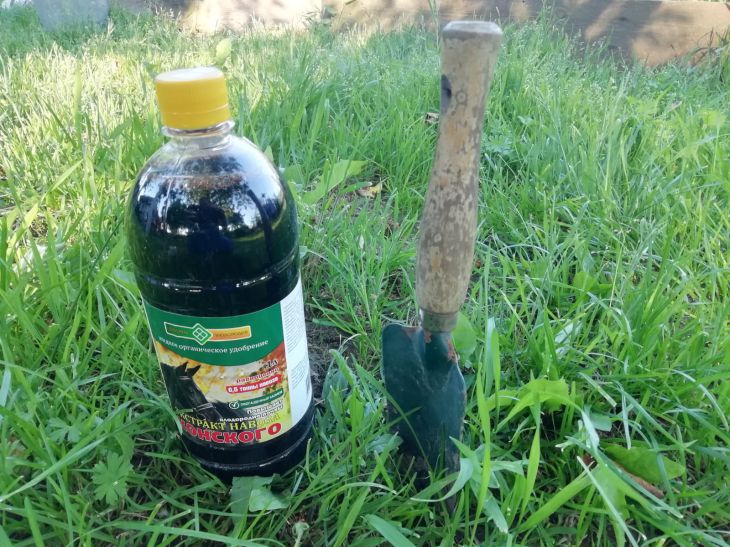 Удобрение и лопата