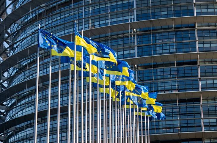 Bloomberg: ЕС сокращает помощь Украине из-за проблем в экономике флаги