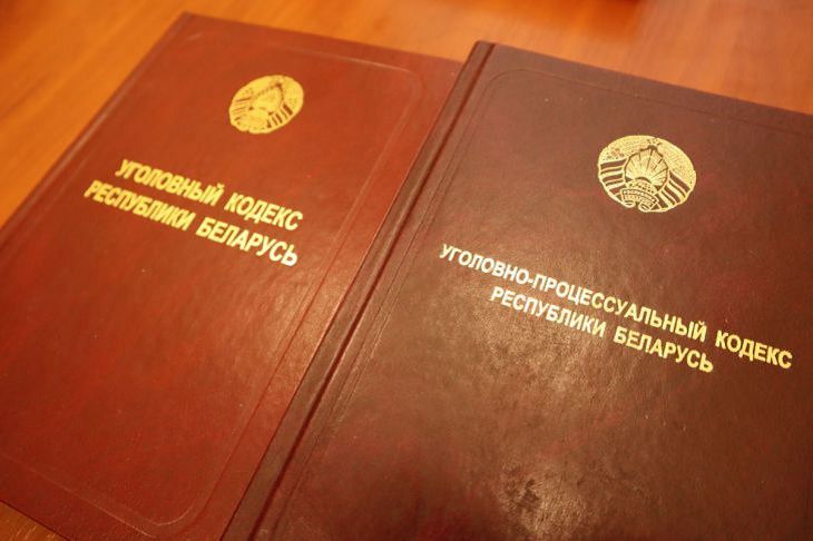Уехавших смогут судить заочно. Лукашенко подписал поправки в УПК
