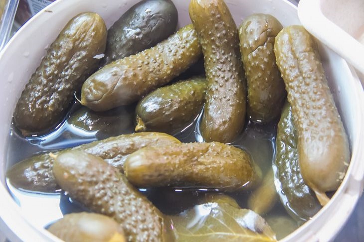 Рецепт салата с маринованными огурчиками и говядиной: хорош не только для обеда или ужина, но и для праздничного стола Огурцы