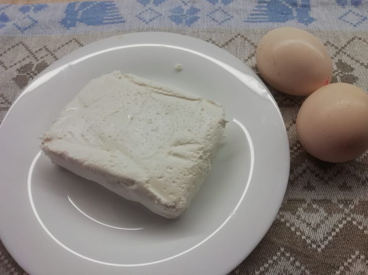 Творог с яйцом на сковороде