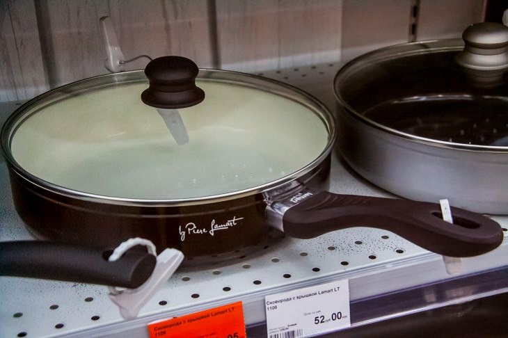 Как отмыть крышки сковородок от жира: простой совет по их чистке, чтобы всегда блестели как новые Сковорода