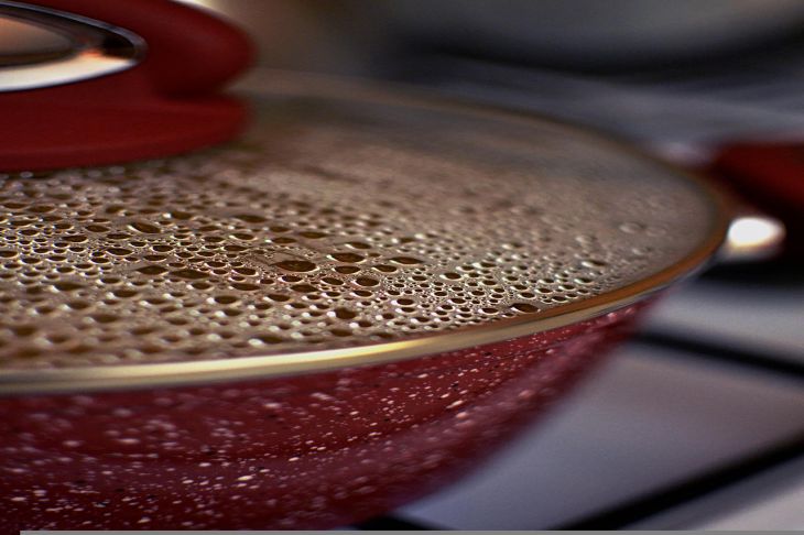 Простейший способ, который поможет очистить крышку сковородки от жира: посуда будет как новая Сковорода с крышкой