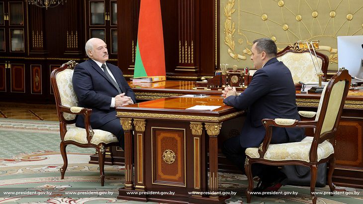 Лукашенко поздравил губернатора с тем, что тот пришел к нему не с пустыми руками. А потом предупредил Лукашенко