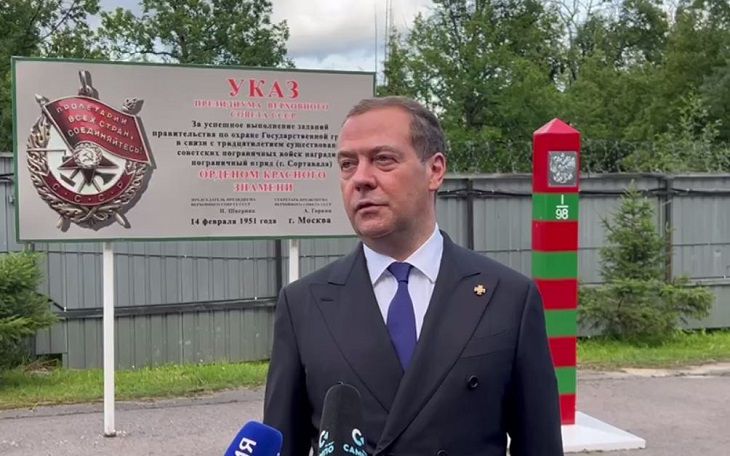 Медведев сравнил призыв «главного украинского клоуна» с идеями Гитлера Медведев