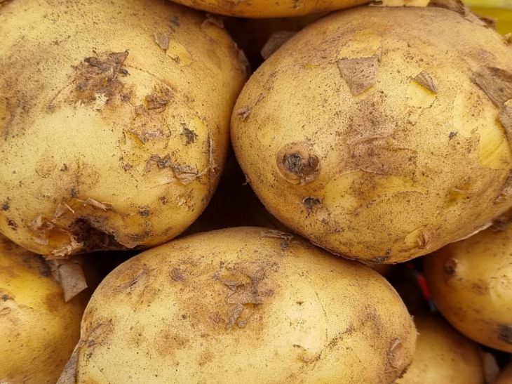 Зачем опытные кулинары обдают картофель перед жаркой кипятком: вы удивитесь