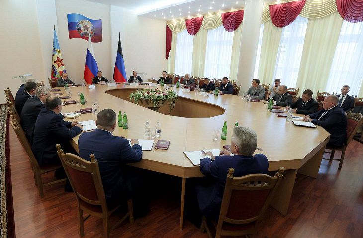 Медведев заявил, что в ЛНР провел совещание с Пасечником и Пушилиным люди