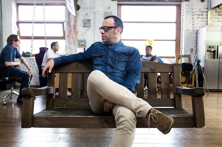 Почему вредно сидеть в позе нога на ногу: ответ врача Мужчина, человек