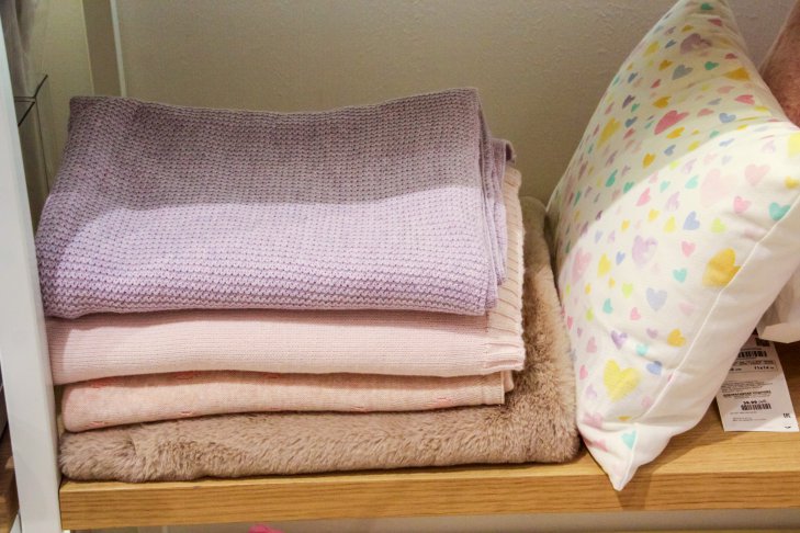 Как освежить домашний текстиль без стирки: вот чем нужно посыпать вещи текстиль