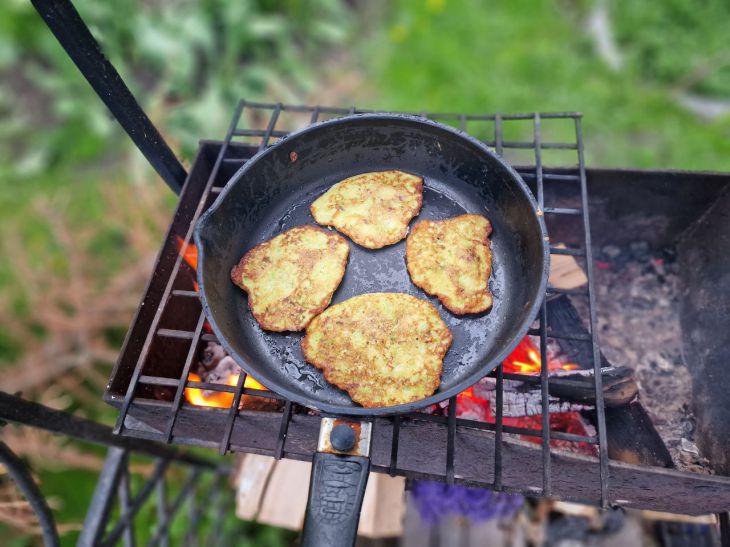 Как жарить мясо или рыбу с минимумом масла, чтобы ничего не подгорело: способ подходит даже для старенькой сковороды Сковорода