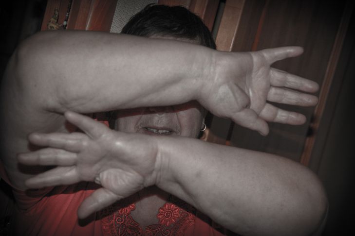 Супруг поднял руку на жену и заработал уголовное дело семья