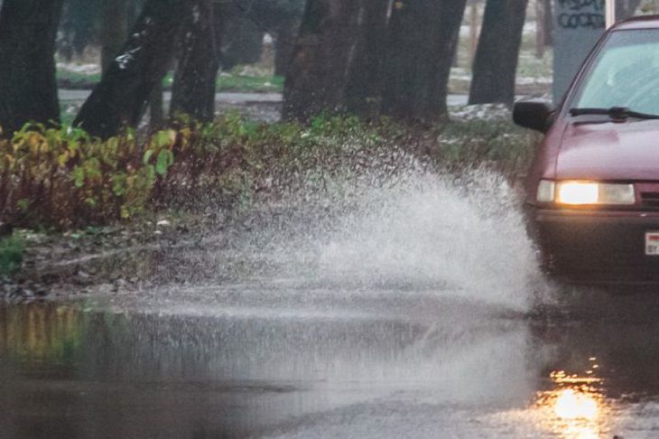 4 главных ошибки водителей при проезде глубоких луж: так ездят только неопытные