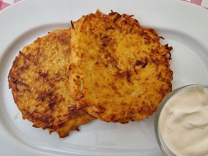 Одна хитрость - и драники будут готовы за 15 секунд: секрет вкусного и хрустящего блюда без возни драники