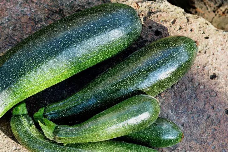 Как быстро и вкусно пожарить кабачки без утомительного переворачивания кружочков: простой трюк кабачки