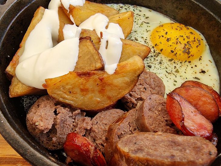 Секрет вкусной и нежной яичницы: что добавить в сковороду, когда белок начнет застывать яичница