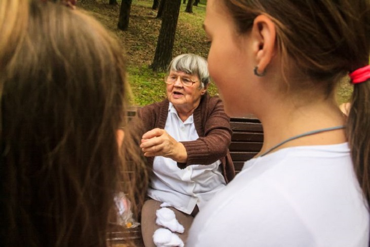 Геронтолог назвал 4 фактора, от которых зависит скорость старения человека Дети и пожилая женщина