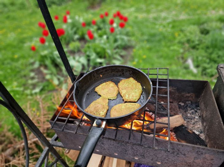 Хватит стакана воды, чтобы отмыть самую жирную сковороду: простой трюк, который сэкономит моющее и защитит от засора Сковорода