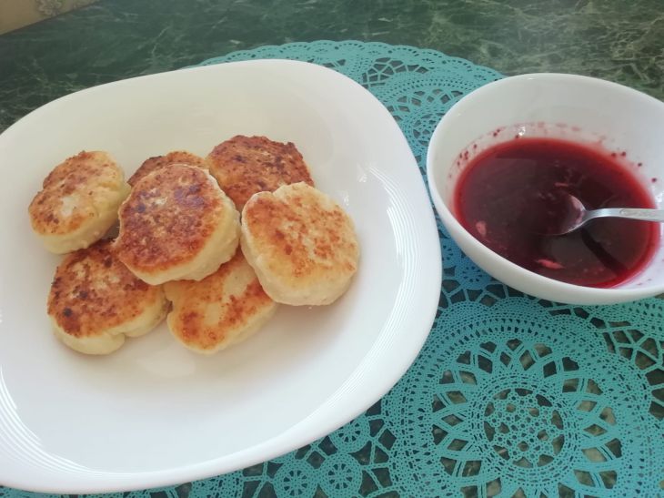 Как правильно подготовить творог для того, чтобы сырники получились пышными и вкусными: секреты поваров сырники