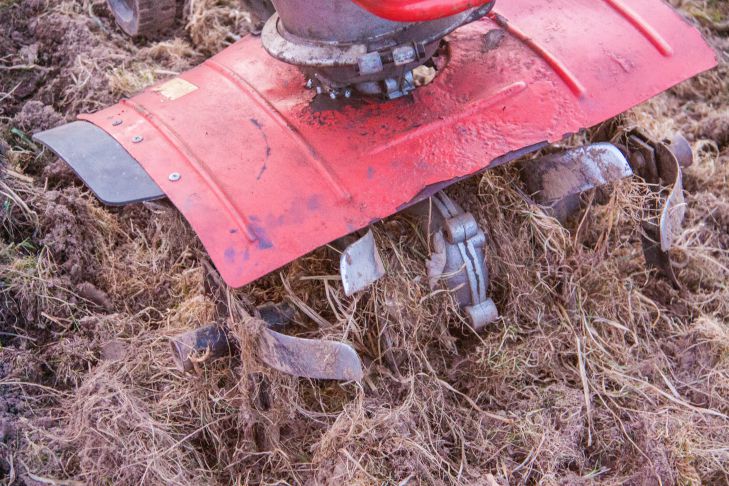 Нужно ли перекапывать огород: советы тем, кто собрался это делать в октябре Плуг Земля