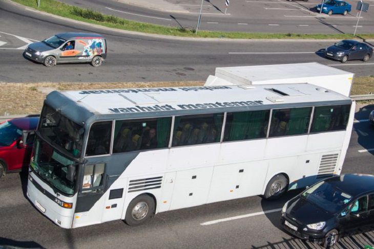 По Крымскому мосту возобновилось движение автобусов автобус