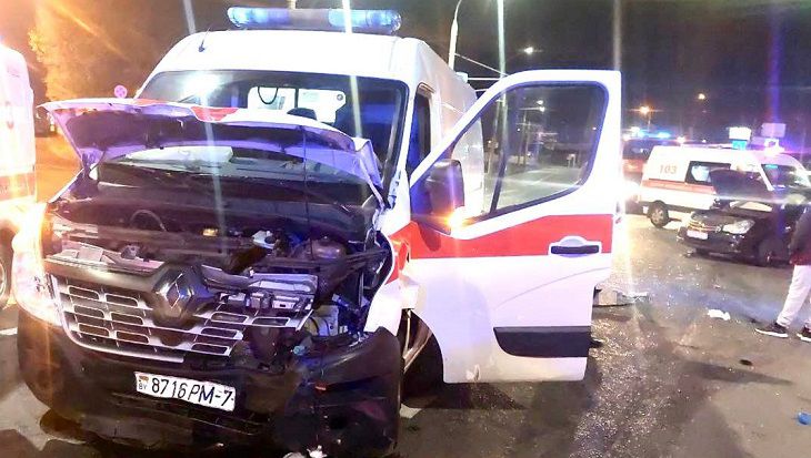 В Минске столкнулись легковушка и карета скорой: пострадали 4 человека