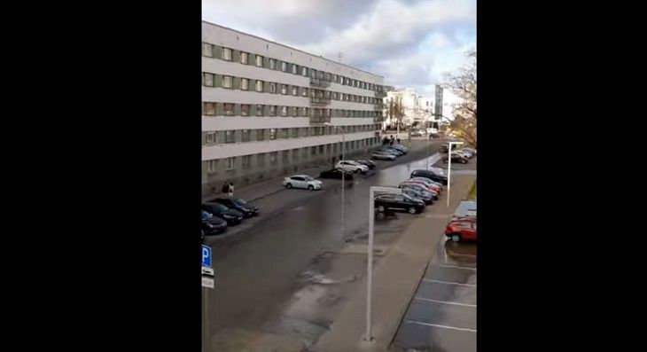 На ул. Сурганова в Минске прорвало канализацию. Чиновник заявила, что виноваты жильцы город