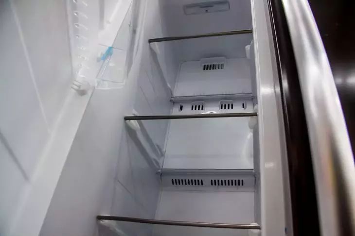 Как нейтрализовать неприятные запахи в холодильнике: 5 популярных способов
