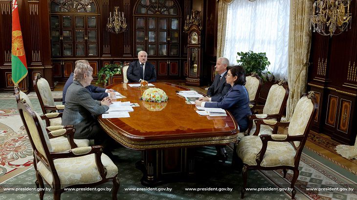 Лукашенко считает санкции возможностью для легпрома Беларуси Лукашенко