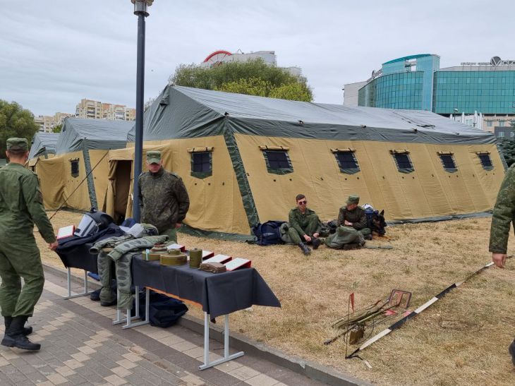 Военнослужащие Палатка