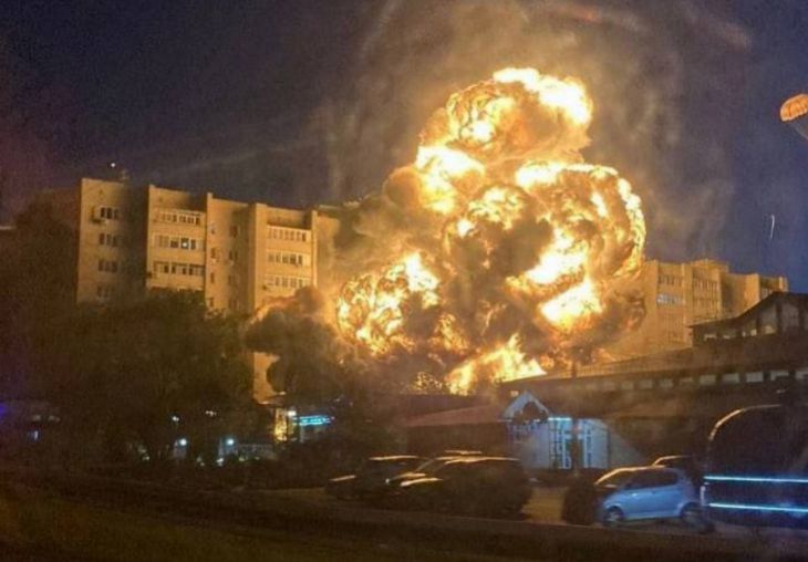 В России упал самолет: загорелась многоэтажка пожар