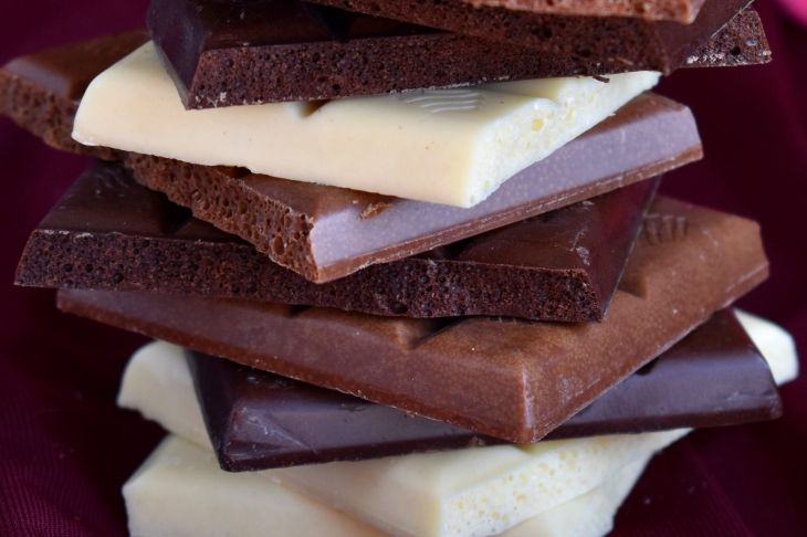 Почему шоколад покрывается белым налетом: можно ли есть такую плитку .