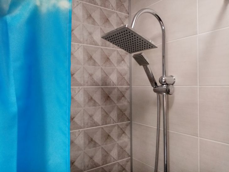 Как легко и быстро удалить загрязнения с ванной шторки: эффективные средства и простые способы