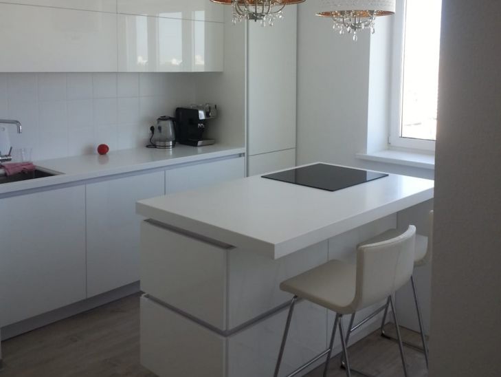 Чем быстро вывести застывшие капли жира с поверхности стола: поможет эта канцелярская принадлежность стол