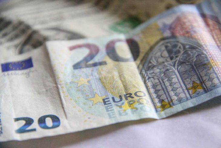 Названы купюры доллара и евро, которые не стоит хранить дома