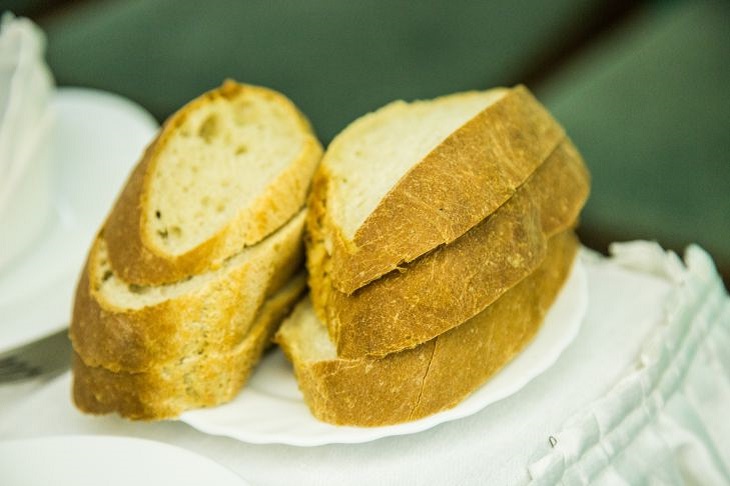 Как сделать черствый хлеб снова свежим и мягким: хитрость от британского шеф-повара