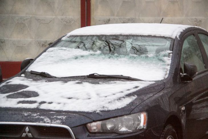 Как предотвратить замерзание окон в машине: нужно протереть стекла этим .