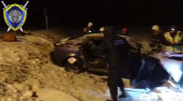 В Беларуси Audi врезалась в дерево и загорелась: погибли 3 девушки, еще одна в больнице