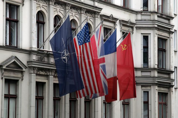 Экономическое истощение стран НАТО приведет к сокращению объемов помощи Украине Флаги НАТО