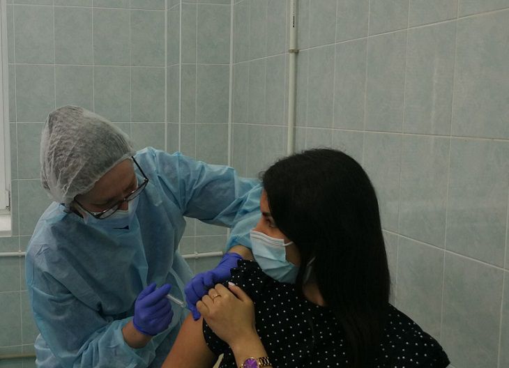 В одной из поликлиник Минска прививки от COVID-19 делают кубинской вакциной люди