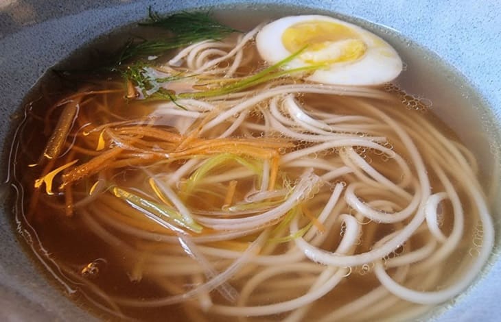 Зачем добавлять в куриный суп отварное яйцо: кулинарная хитрость, которой будет восхищаться каждая хозяйка Суп