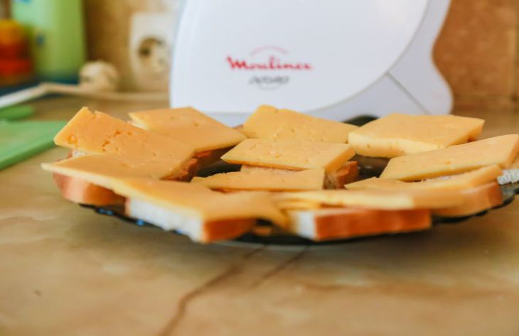 Как правильно оформить сырную тарелку так, чтобы не было стыдно перед гостями: повара раскрыли секреты сыр