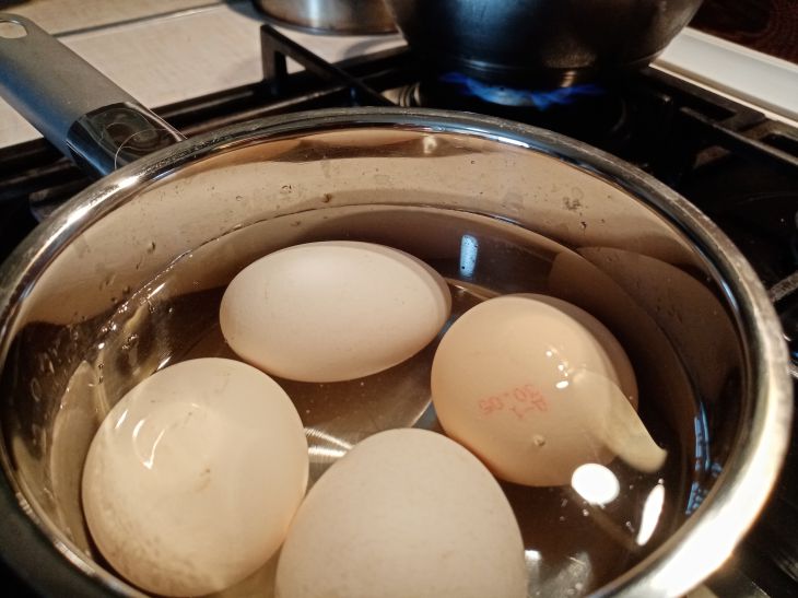 Яйца в кастрюле