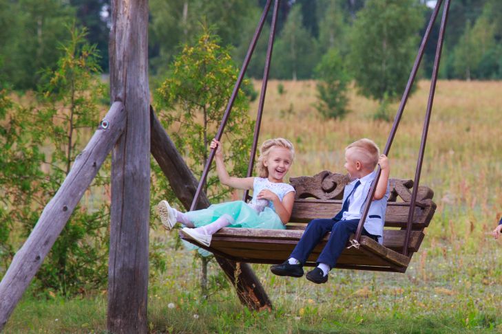 Дети на качелях