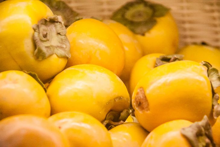 Какие 5 продуктов питания помогут защититься от дефицита витаминов во время диеты: мнение экспертов хурма